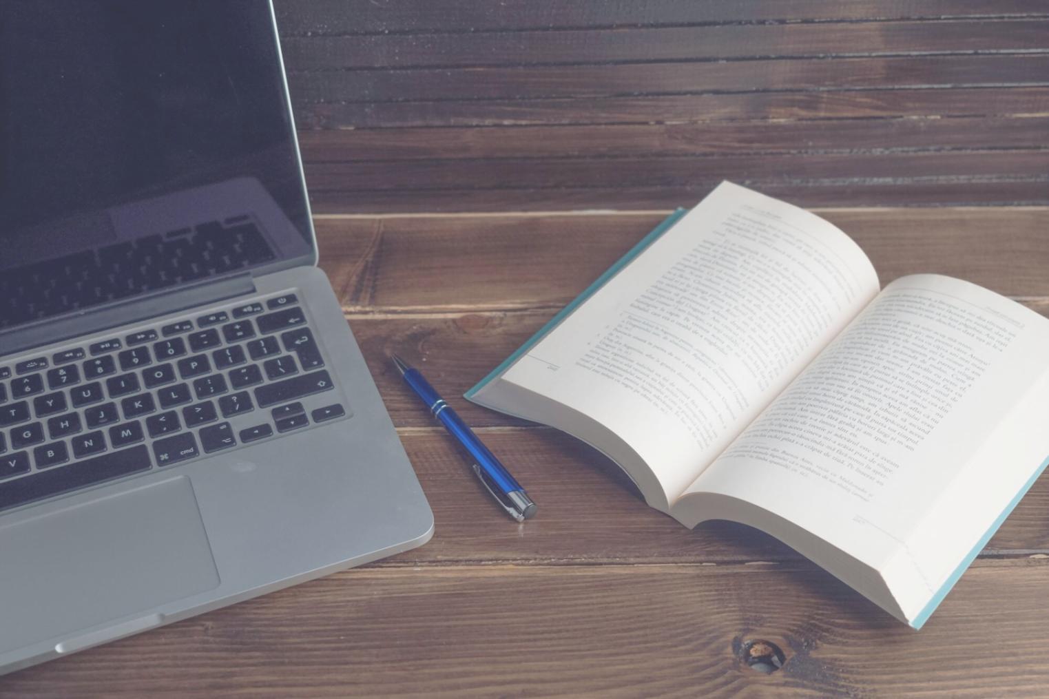 Analyse financière sur ordinateur avec graphiques et données